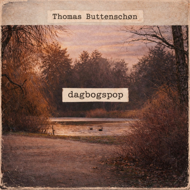 Det originale cover til dagbogspop: en sti ved søen i varmt aftenslys med papiretiketter.