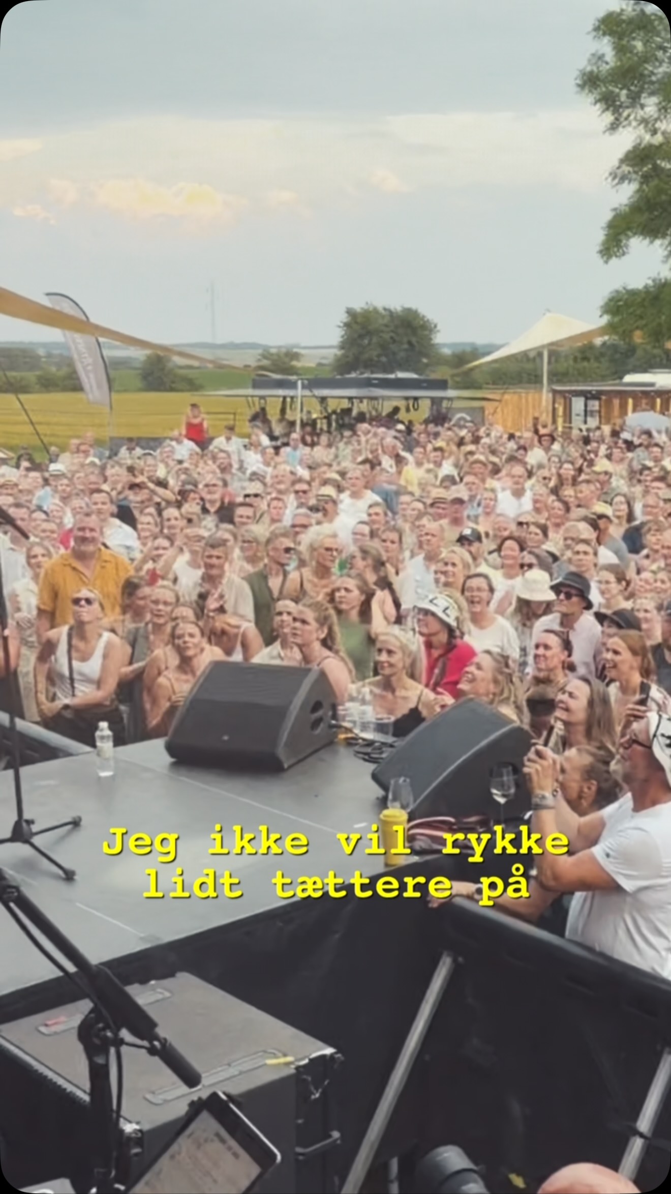 Publikum foran scenen til en koncert med Thomas Buttenschøn.